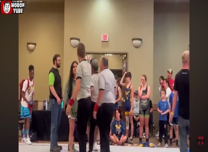 Video :A father attacks a referee as his kid and another boy are wrestling
